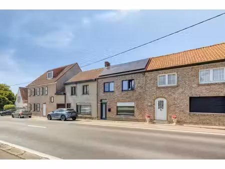 huis op ca 1.000m² met 3 slaapkamers te koop in torhout.
