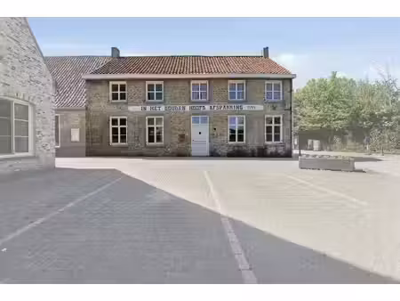karaktervolle renovatiewoning met veel potentieel.