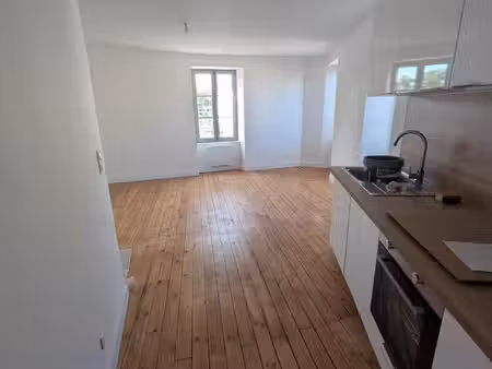appartement remis à neuf à louer 2 pièces dont 1 chambre. 42 m² fontenay le comte (85)