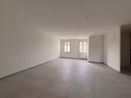 location t2 avec stationnement centre jassans