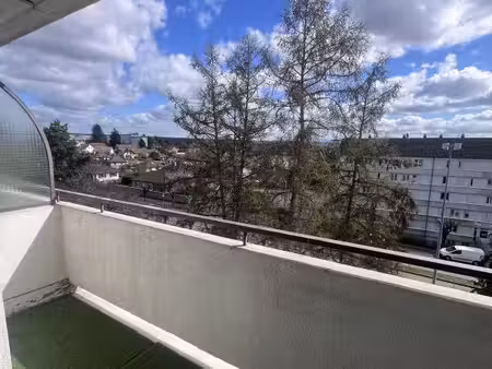 t4 avec balcon et cuisine meublee a luxeuil
