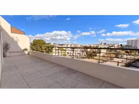 beau t3 en dernier étage avec 35 m² de terrasses et box