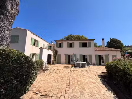 maison individuelle meublée de 233 m² – terrain de 2 500 m² avec piscine