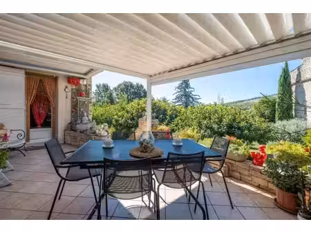 maison de qualité avec son jardin paysager et pigeonnier authentique