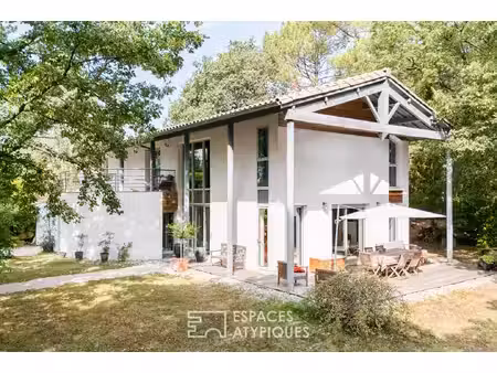 maison d'architecte « dedans-dehors » sur parc boisé