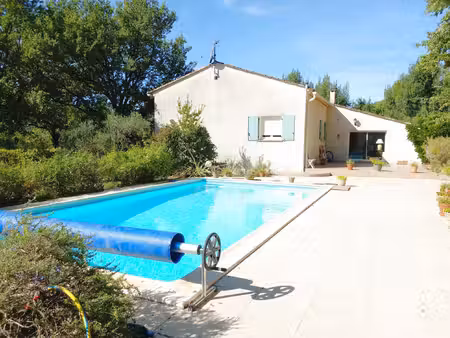 superbe villa plain pied avec piscine sur 4000m2 arborés.