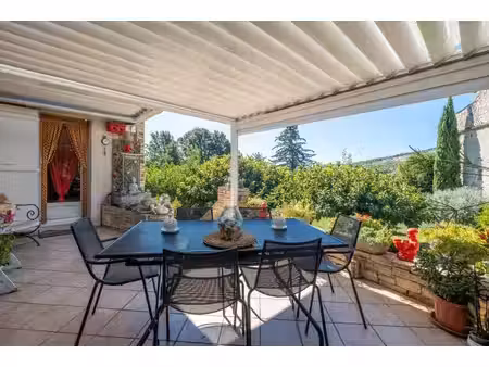 maison de qualité avec son jardin paysager et pigeonnier authentique
