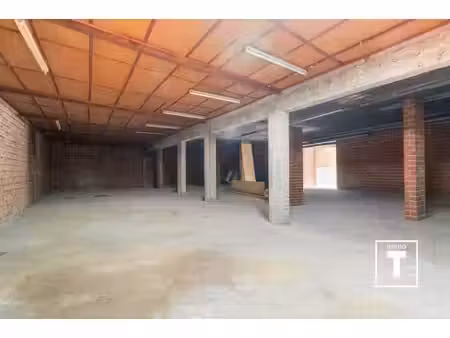 magazijn van 196 m² op uitstekende ligging nabij de bourg...