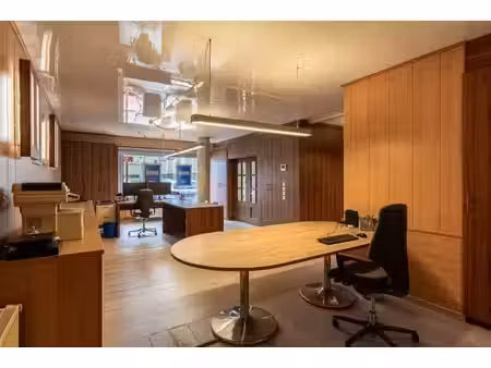 espace de bureau / magasin de plain-pied dans le centre de