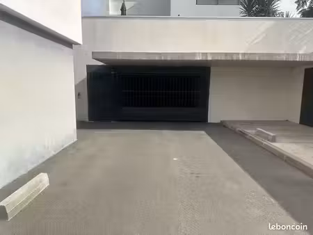 grand garage fermé / box sécurisé 31m2