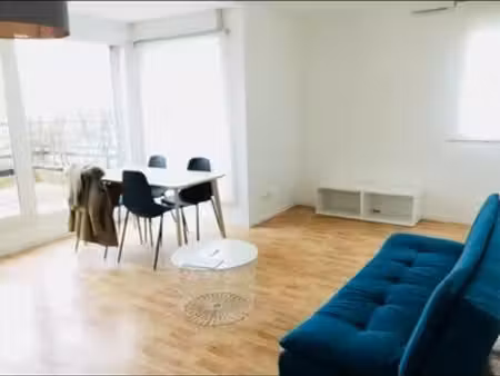 appartement lumineux avec terrasse 70m2 . dernier étage