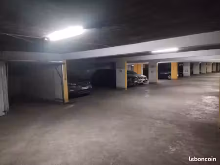vente garage fermé gratte ciel