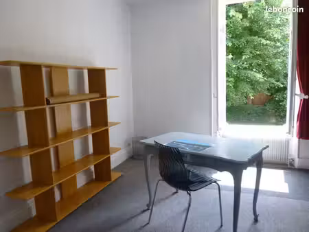 belle grande chambre meublee indépendante  centre blois