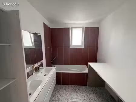 à louer – hasparren centre : t4 de 98 m² entièrement rénové avec jardin