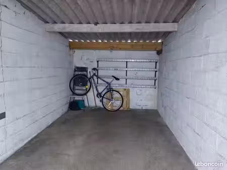 box fermé à louer – pour citadine – bures-sur-yvette – proche rer b la hacquinière