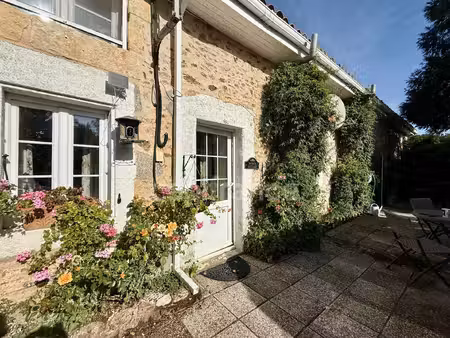 fenioux – le calme absolu  de beaux volumes et une piscine !