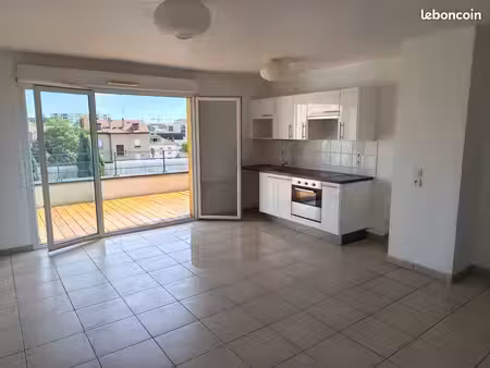 t3 avec grande terrasse ensoleillée grand clément