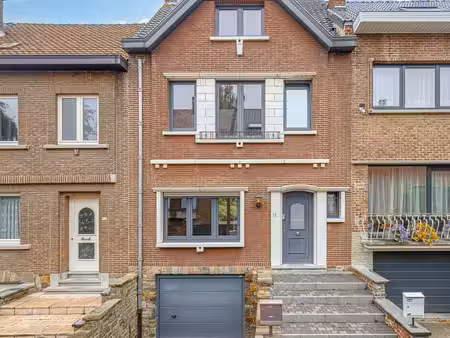 spacieuse maison élégante avec 4 à 5 chambres et 2 salles de