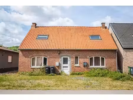 une maison d’habitation avec garage