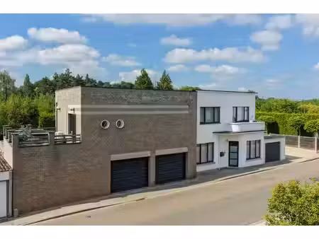 maison multifonctionnelle spacieuse avec terrain à bâtir