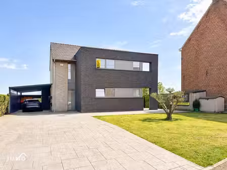 maison quatre façades avec bureau  carport et grand jardin!