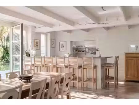 villa au cachet unique avec piscine et jardin verdoyant