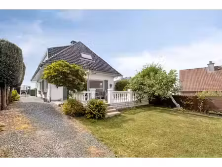 villa bien situé avec 3 chambres  garage et jardin