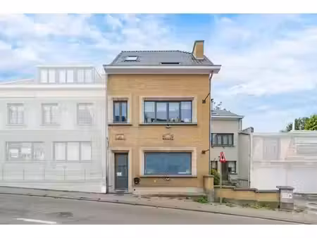 immeuble mixte avec espace professionnel et duplex indépenda