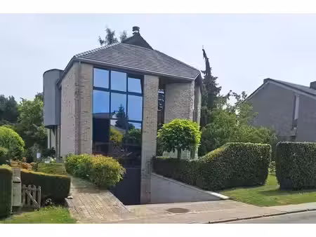 villa lumineuse avec jardin-parc idéalement situé à kraainem