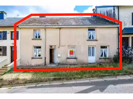 une maison avec cour et jardin