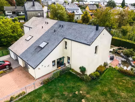 maison trois façades dans quartier résidentiel