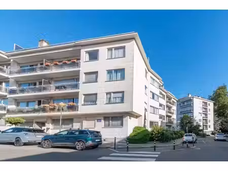 bel appartement 3 chambres + terrasse + garage jette