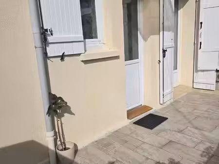 joli appartement au rez de chaussée avec 22 5 m2 de terrasse privatif  une place de parkin