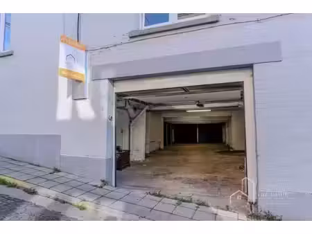 ensemble de 6 garages et espaces de stockage