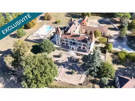 château de caractère  30 chambres  21 pièces d’eau  piscine et près de 2 45 hectares
