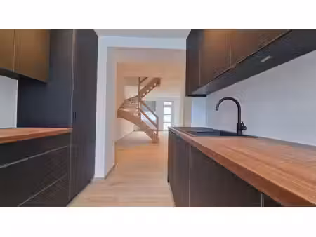 totaal gerenoveerde huurwoning met drie slaapkamers en tu...
