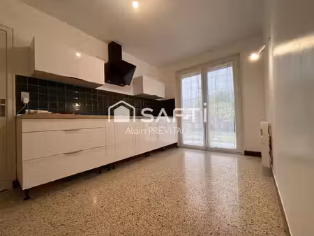 maison idéalement située disposant d'un grand terrain plat et clôturé