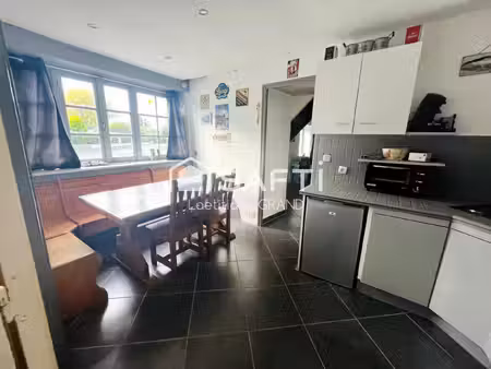 maison en pierre dans joli bourg des côtes d'armor  entre guingamp et lannion
