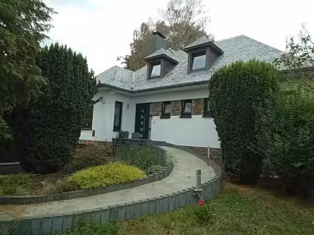 villa rénovée à courcelles avec grand jardin arboré