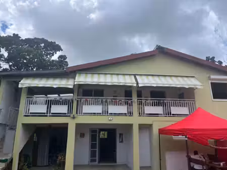 découvrez cette grande propriété à trinité offrant calme  rentabilité locative et fort pot