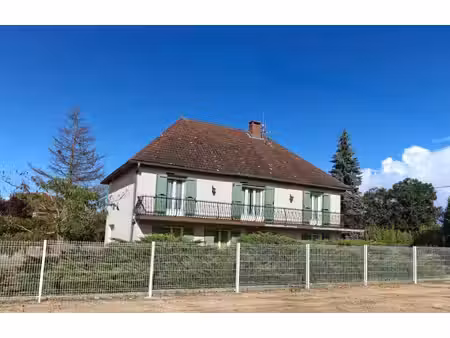 maison bien équipée de 200 m2 sur deux niveaux avec terrain de 1872 m2