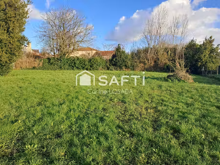 terrain constructible et viabilisé en plein centre bourg