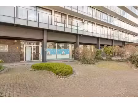 veelzijdige commerciële ruimte met privé parkeerplaatsen