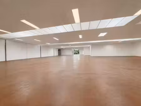 entrepôt rénové ±900 m² près du ring + bureaux