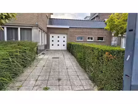 garage + staanplaatsen onmiddellijk aan in/uitgang gent s...