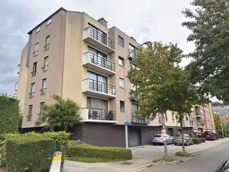 ruim duplex-appartement met 2 slaapkamers  terras en staa...
