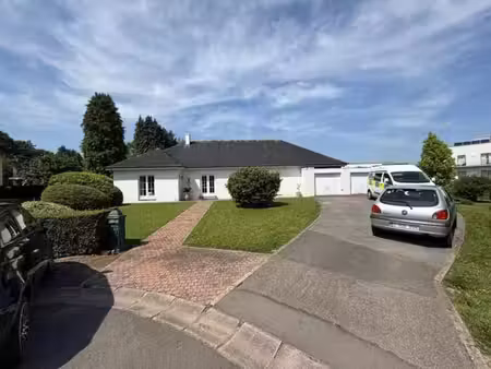 villa de plain-pied avec piscine et grand jardin