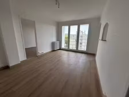 location t3 vide avec balcon rénové 2026 avec parking