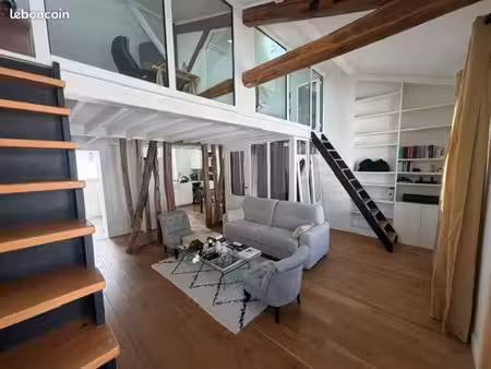 location appartement rue lepic 75018 - dernier etage - 48.5m2 carrez (68m2 au sol)