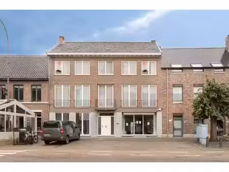 maison de commerce spacieuse avec parking devant la porte. e